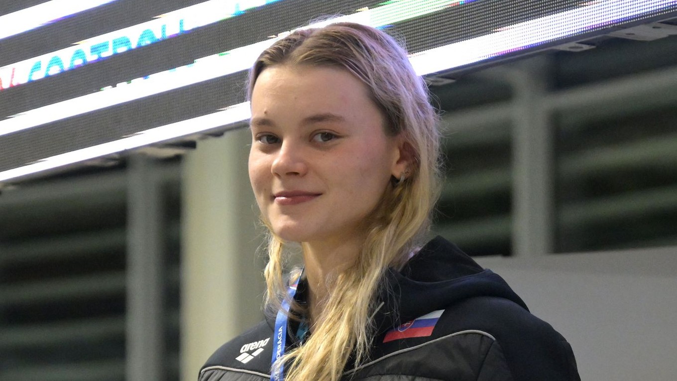 Lillian Slušná s medailou za prvé miesto v kategórii 50 m voľný spôsob v slovenskom rekorde.