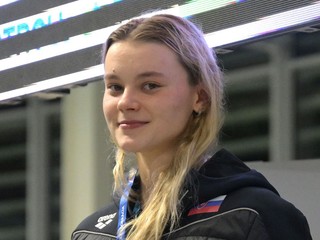 Lillian Slušná s medailou za prvé miesto v kategórii 50 m voľný spôsob v slovenskom rekorde.