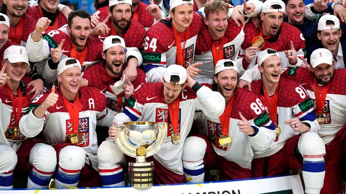 Českí hokejisti oslavujú titul po zápase Švajčiarsko - Česko na MS v hokeji 2024.