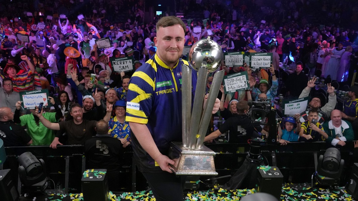 Luke Littler s trofejou pre víťaza MS v šípkach 2026.