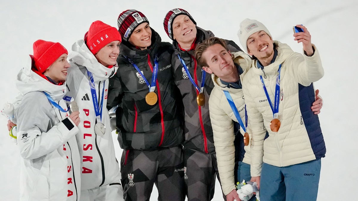 Na snímke najlepšie tri tímy. Zľava Poľsko, Rakúsko a Nórsko.