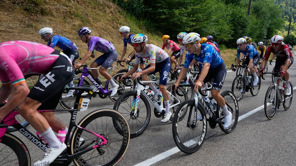 Jazdci z úniku počas 13. etapy na Tour de France 2026. 