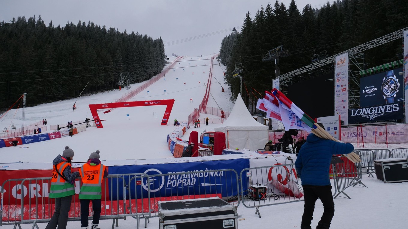 V slovenskom stredisku Jasná finišujú posledné prípravy pred pretekmi Svetového pohára v zjazdovom lyžovaní