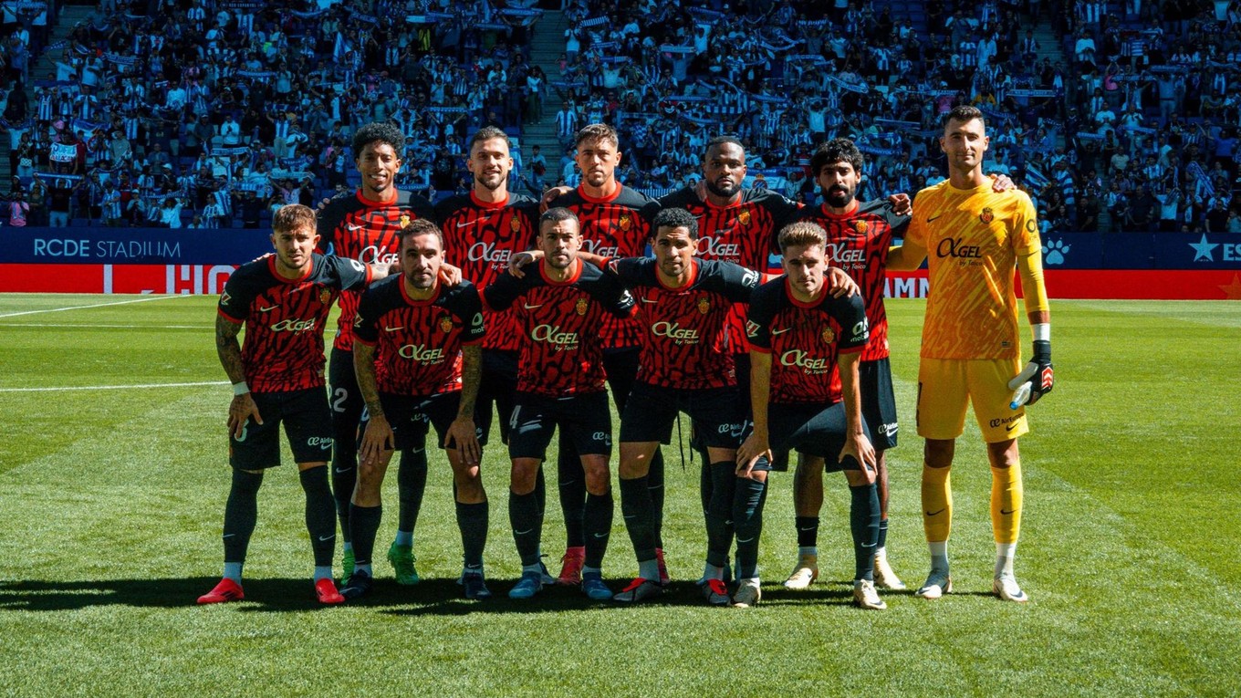 Brankár Dominik Greif (vpravo) so spoluhráčmi z RCD Mallorca. 