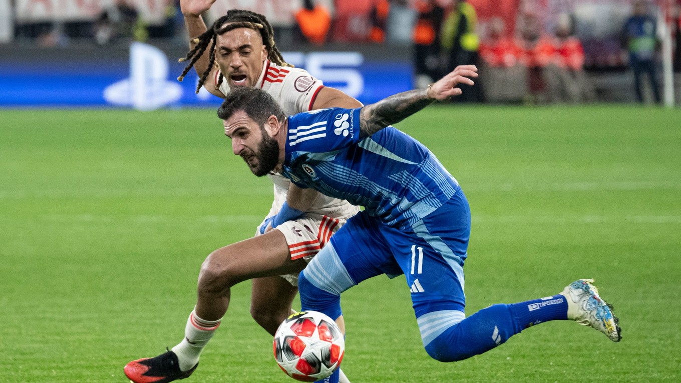 Sacha Boey (vľavo) a Tigran Barseghjan v zápase Bayern Mníchov - Slovan Bratislava.