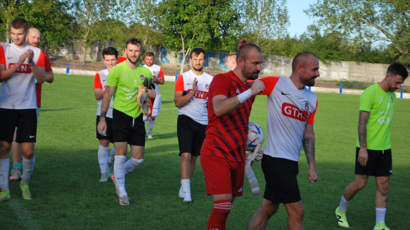 Aktuálne najlepší brankár V. ligy Andrij Kastsiukevich (v červenom) v objatí s dvojčaťom Vovom Kastsiukevichom po víťazstve Bešeňova nad Šuranmi. 