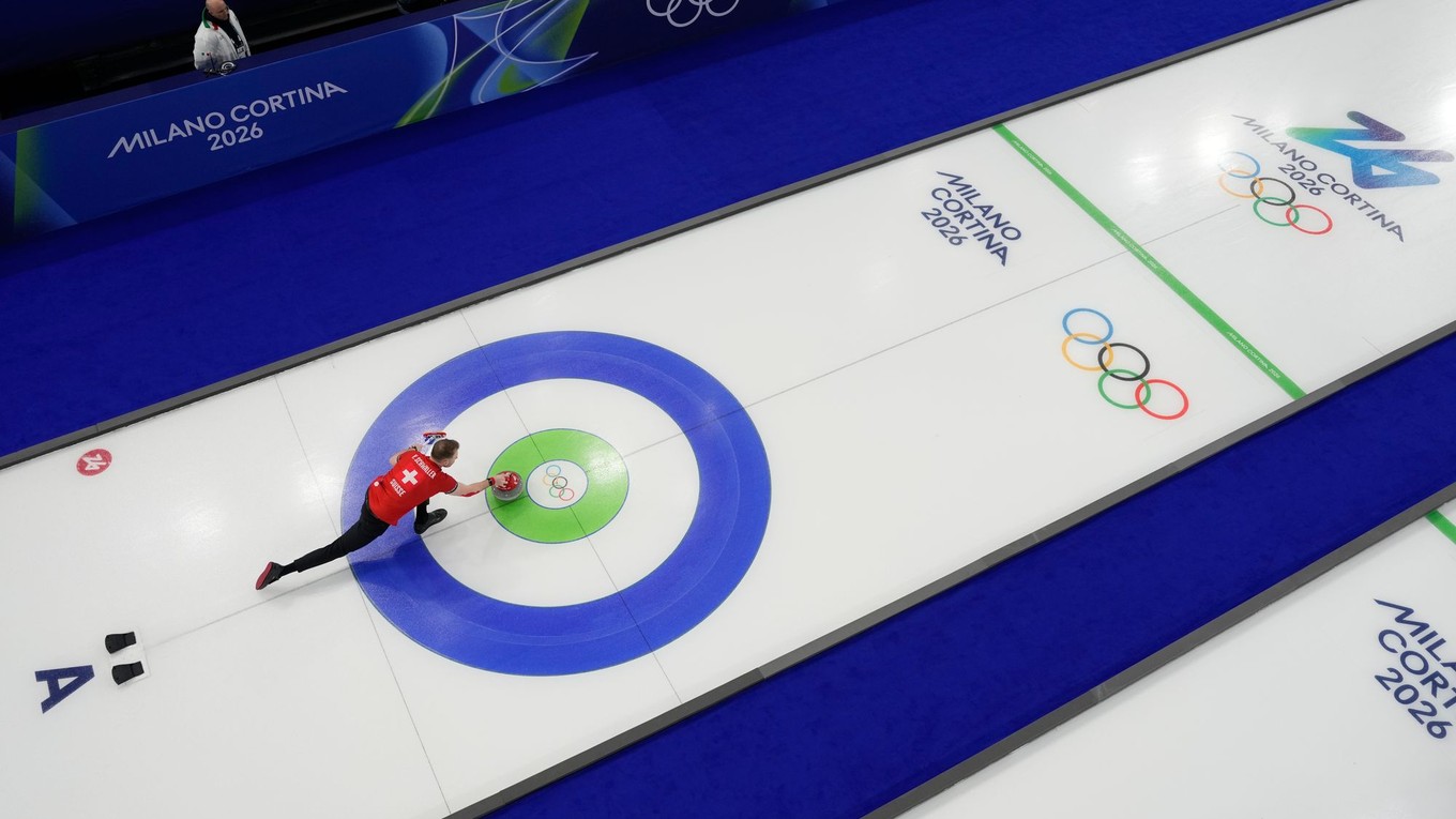 Na snímke Švajčiar Yannick Schwaller hádže kameňom v súťaži miešaných dvojíc základnej skupiny v curlingu proti Kanade na zimných olympijských hrách (ZOH) 2026.
