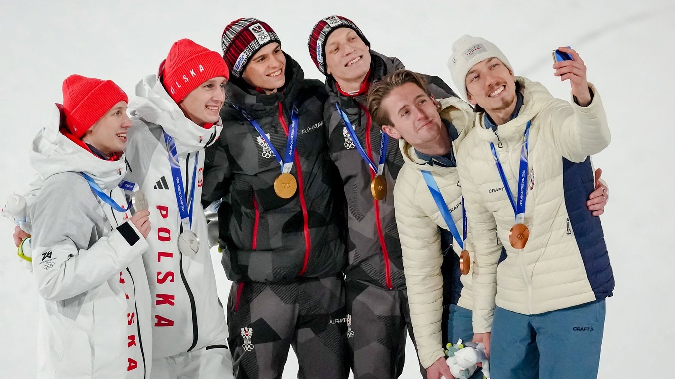 Na snímke najlepšie tri tímy. Zľava Poľsko, Rakúsko a Nórsko.