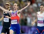 Cole Hocker oslavuje triumf vo finále behu na 1500 m na OH 2024.