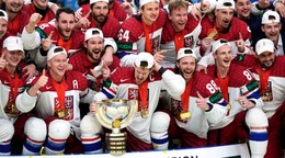 Českí hokejisti oslavujú titul po zápase Švajčiarsko - Česko na MS v hokeji 2024.