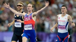 Cole Hocker oslavuje triumf vo finále behu na 1500 m na OH 2024.