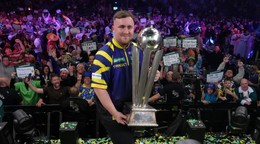 Luke Littler s trofejou pre víťaza MS v šípkach 2026.