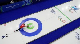 Na snímke Švajčiar Yannick Schwaller hádže kameňom v súťaži miešaných dvojíc základnej skupiny v curlingu proti Kanade na zimných olympijských hrách (ZOH) 2026.