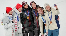 Na snímke najlepšie tri tímy. Zľava Poľsko, Rakúsko a Nórsko.