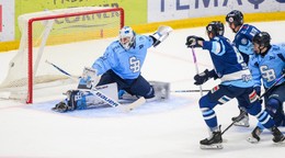 Brankár Julian Junca (Slovan) inkasuje gól v zápase Slovan - Nitra.