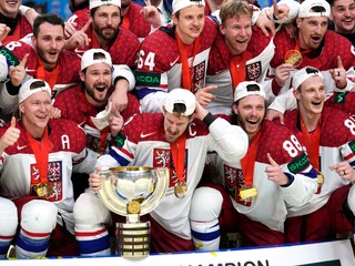 Českí hokejisti oslavujú titul po zápase Švajčiarsko - Česko na MS v hokeji 2024.