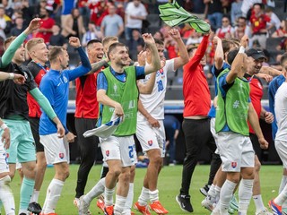 Slovenskí futbalisti sa tešia z víťazstva po zápase E-skupiny Belgicko - Slovensko.