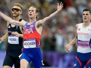 Cole Hocker oslavuje triumf vo finále behu na 1500 m na OH 2024.