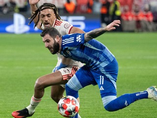 Sacha Boey (vľavo) a Tigran Barseghjan v zápase Bayern Mníchov - Slovan Bratislava.