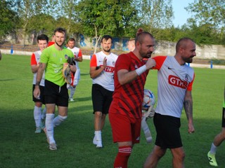 Aktuálne najlepší brankár V. ligy Andrij Kastsiukevich (v červenom) v objatí s dvojčaťom Vovom Kastsiukevichom po víťazstve Bešeňova nad Šuranmi. 