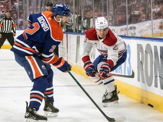 Juraj Slafkovský (Montreal) a Evan Bouchard (Edmonton) v súboji pri mantineli.