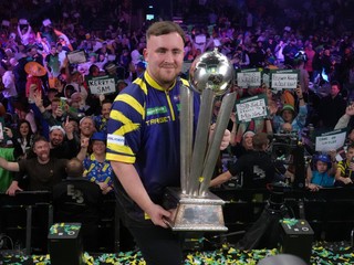 Luke Littler s trofejou pre víťaza MS v šípkach 2026.