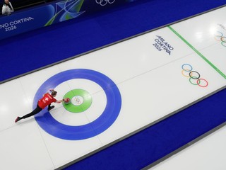 Na snímke Švajčiar Yannick Schwaller hádže kameňom v súťaži miešaných dvojíc základnej skupiny v curlingu proti Kanade na zimných olympijských hrách (ZOH) 2026.