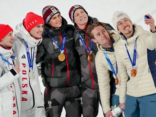 Na snímke najlepšie tri tímy. Zľava Poľsko, Rakúsko a Nórsko.