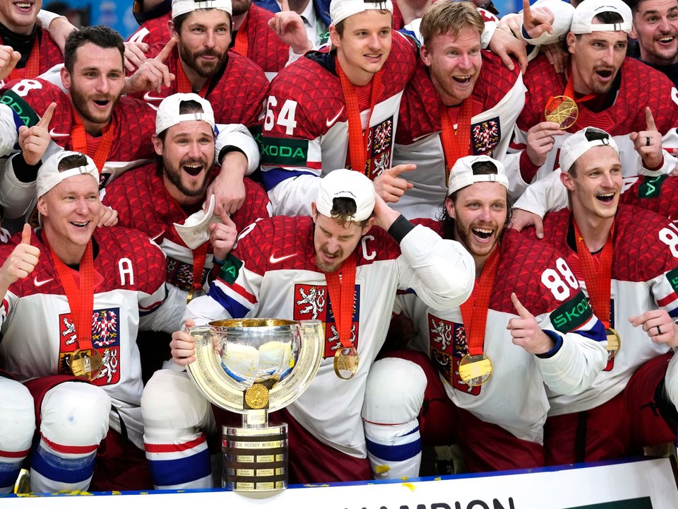 Českí hokejisti oslavujú titul po zápase Švajčiarsko - Česko na MS v hokeji 2024.