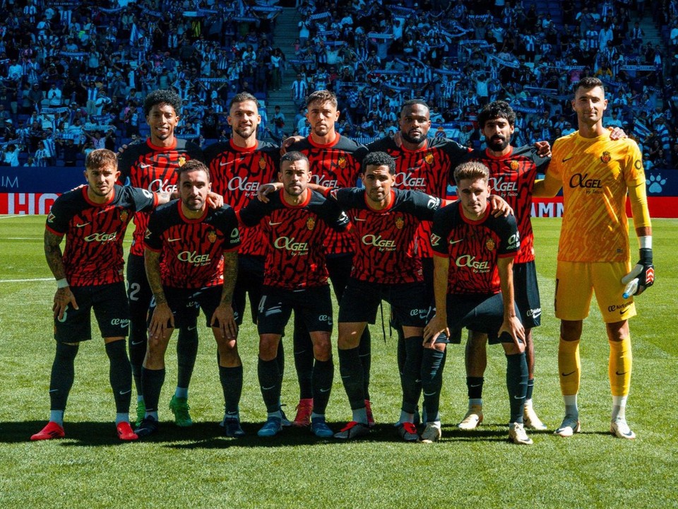 Brankár Dominik Greif (vpravo) so spoluhráčmi z RCD Mallorca. 