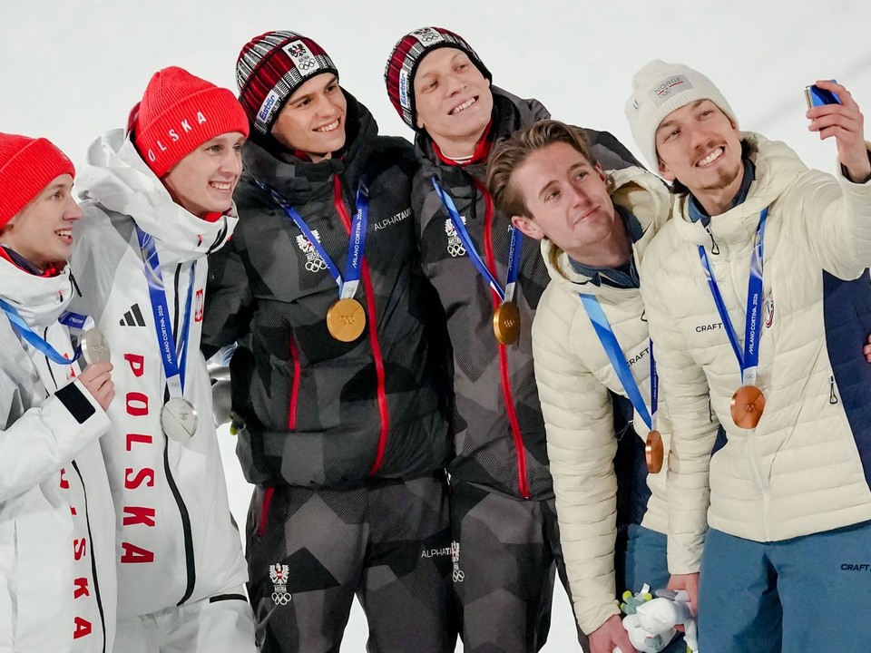 Na snímke najlepšie tri tímy. Zľava Poľsko, Rakúsko a Nórsko.