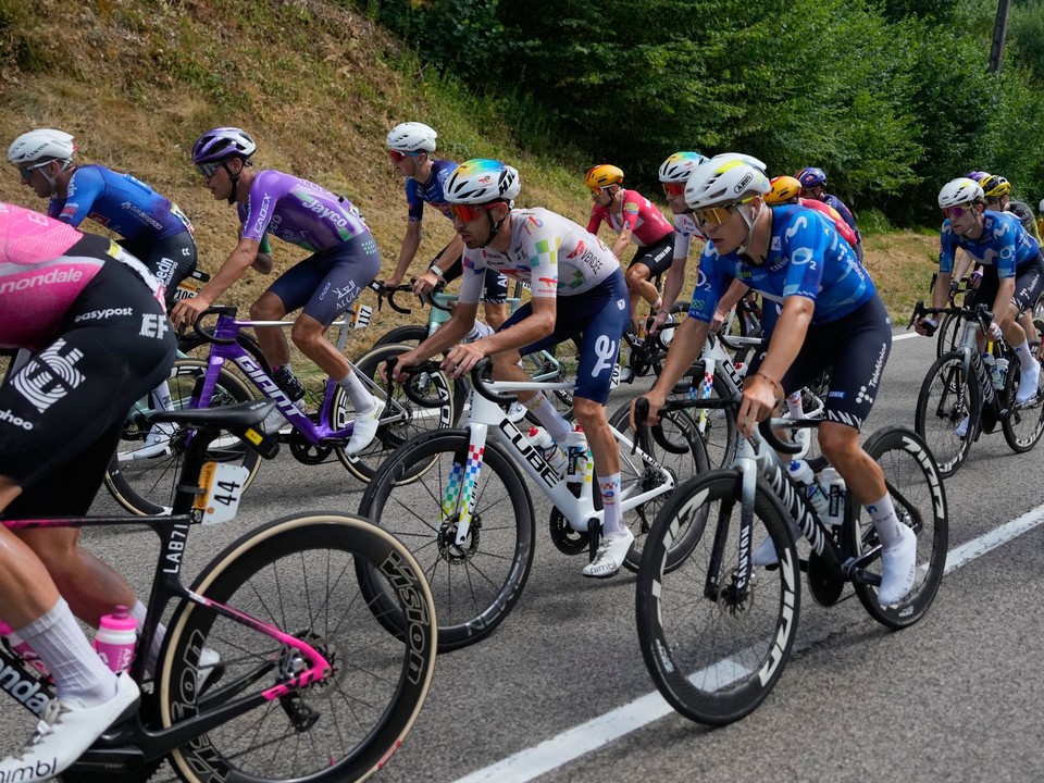 Jazdci z úniku počas 13. etapy na Tour de France 2026. 