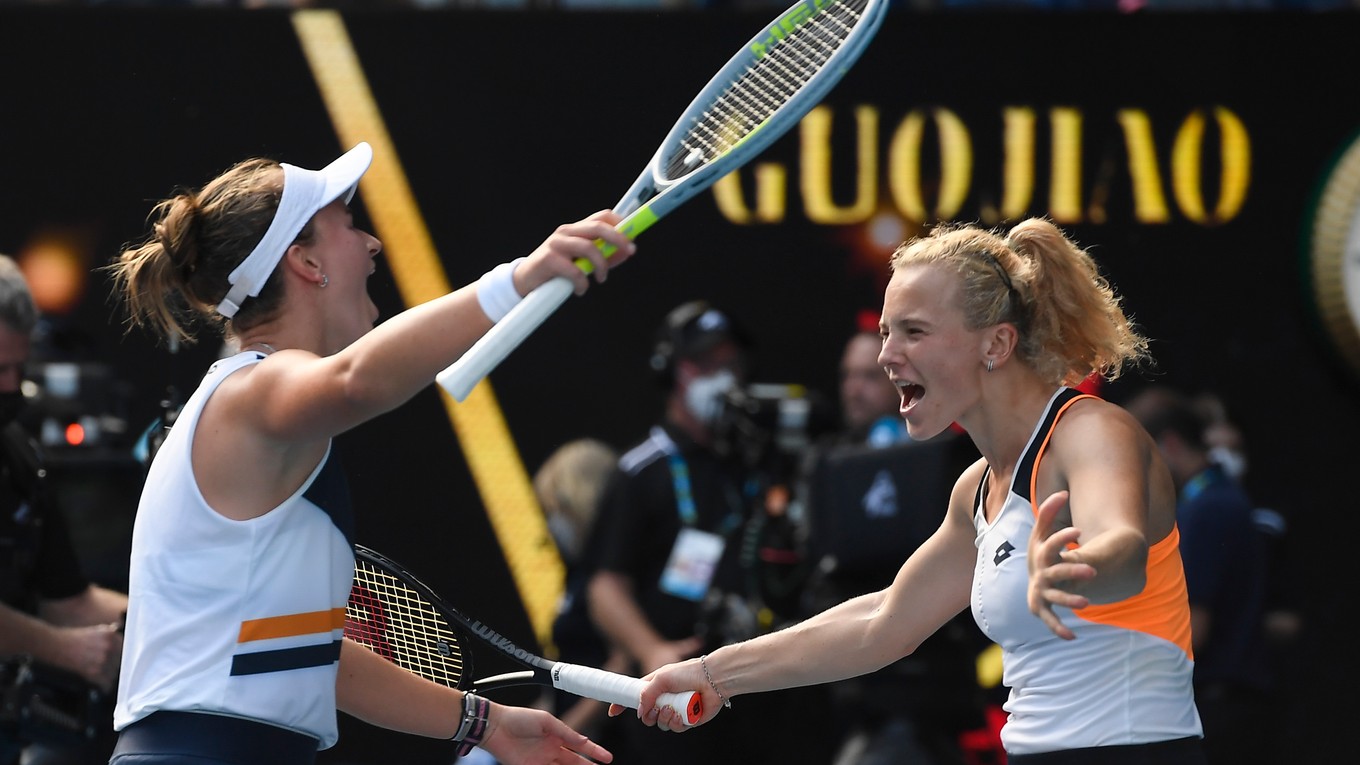 České tenistky Barbora Krejčíková a Kateřina Siniaková na Australian Open 2022.