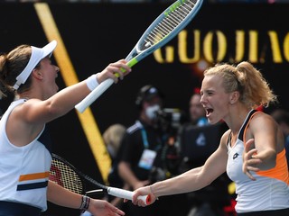 České tenistky Barbora Krejčíková a Kateřina Siniaková na Australian Open 2022.