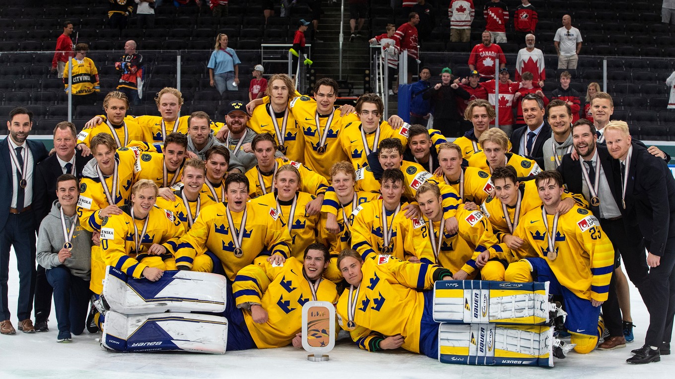 Švédski hokejisti pózujú s trofejou za tretie miesto na MS v hokeji do 20 rokov 2022.