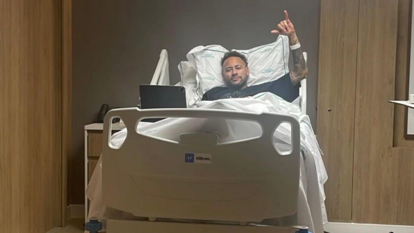 Neymar má za sebou úspěšnou operaci menisku