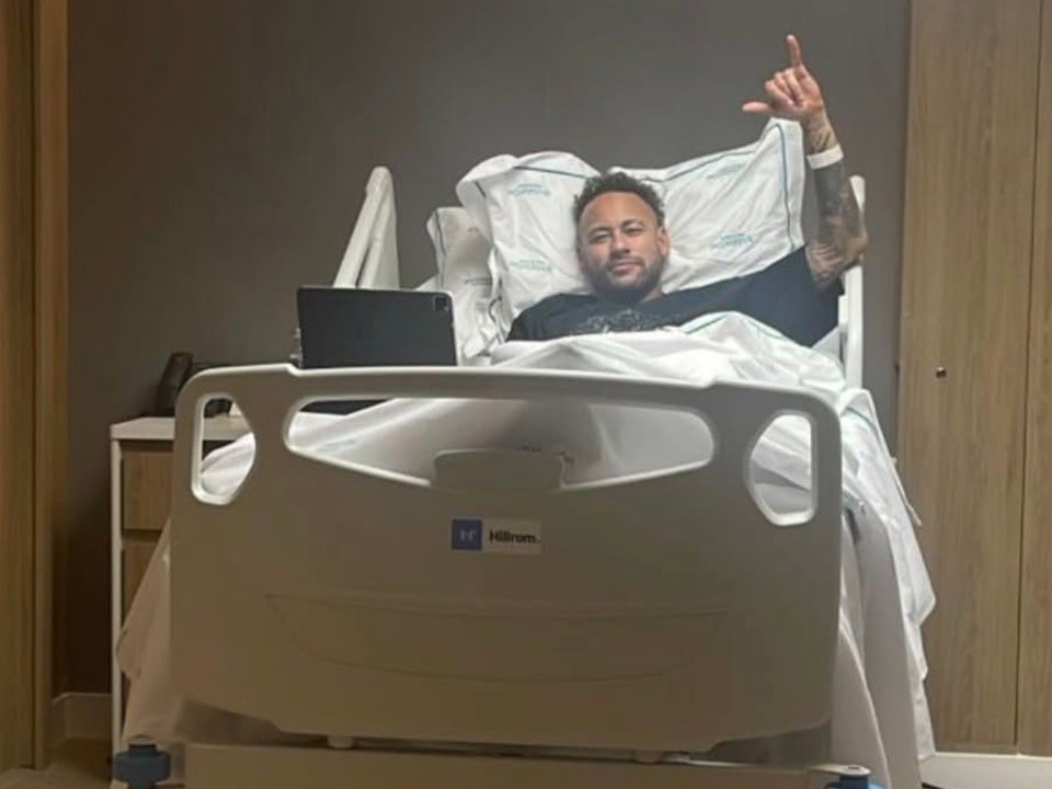 Neymar má za sebou úspěšnou operaci menisku