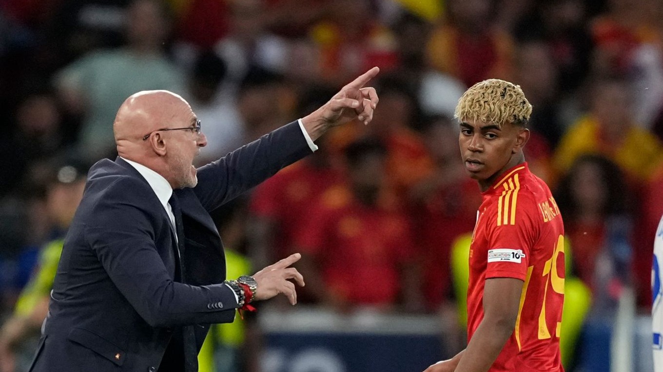 Luis de la Fuente dáva pokyny počas semifinálového zápasu Ligy národov Španielsko - Francúzsko.