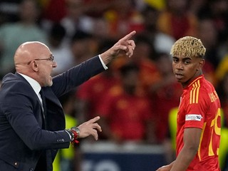 Luis de la Fuente dáva pokyny počas semifinálového zápasu Ligy národov Španielsko - Francúzsko.