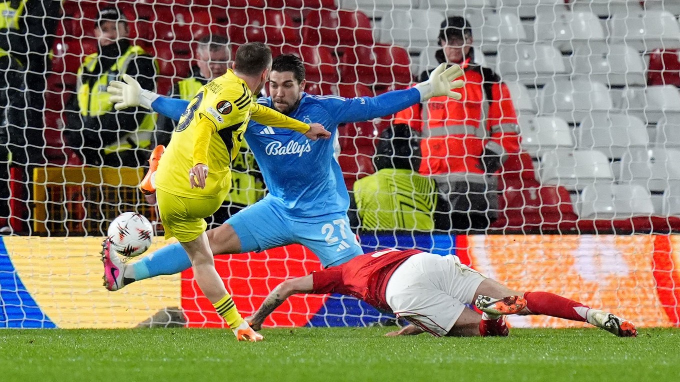 Futbalista Fenerbahce Kerem Aktürkoglu (vľavo) strieľa gól v odvetnom zápase play off o osemfinále Európskej ligy Nottingham Forest - Fenerbahce Istanbul.