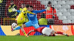 Futbalista Fenerbahce Kerem Aktürkoglu (vľavo) strieľa gól v odvetnom zápase play off o osemfinále Európskej ligy Nottingham Forest - Fenerbahce Istanbul.