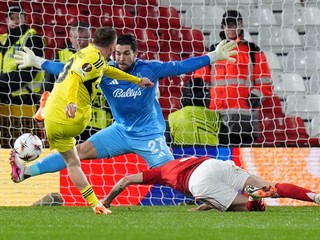 Futbalista Fenerbahce Kerem Aktürkoglu (vľavo) strieľa gól v odvetnom zápase play off o osemfinále Európskej ligy Nottingham Forest - Fenerbahce Istanbul.