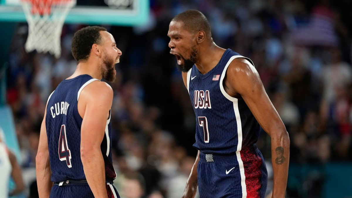 Kevin Durant (vpravo) a Stephen Curry v zápase Francúzsko - USA vo finále OH 2024 v Paríži.