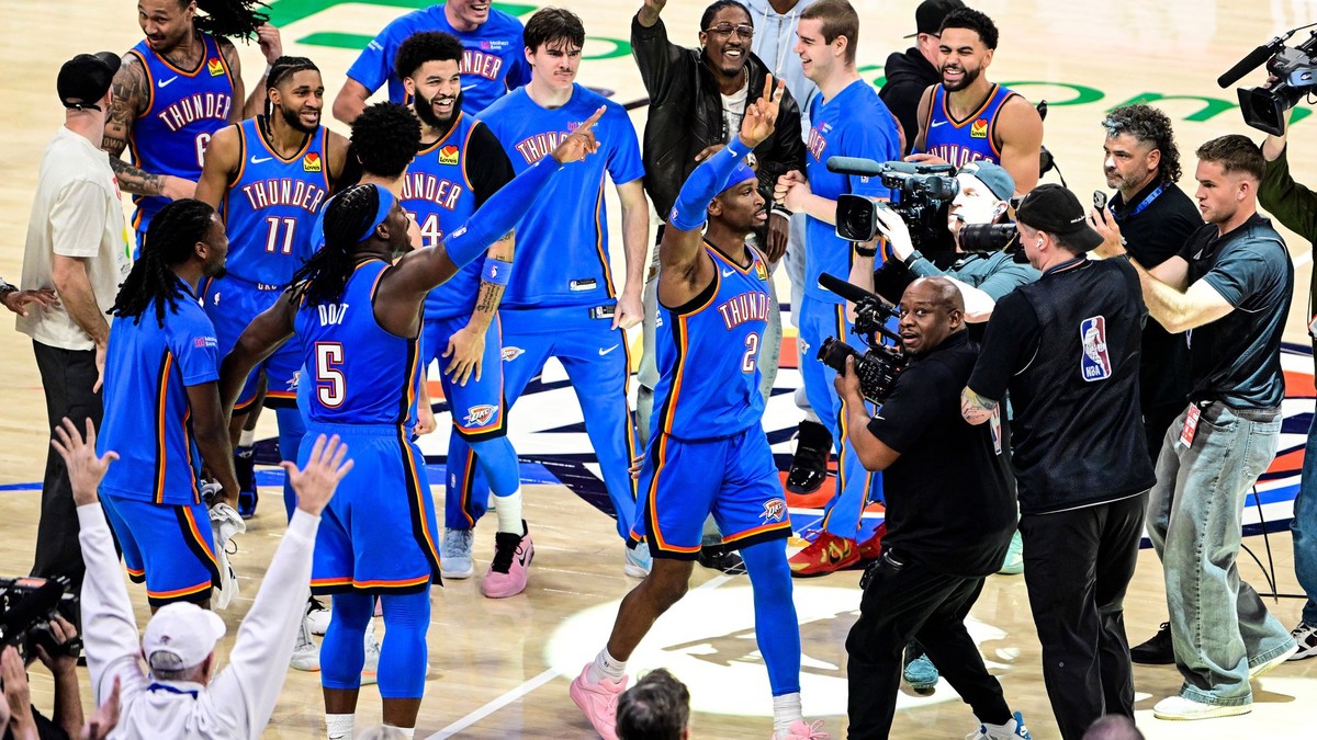 Shai Gilgeous-Alexander oslavuje so spoluhráčmi