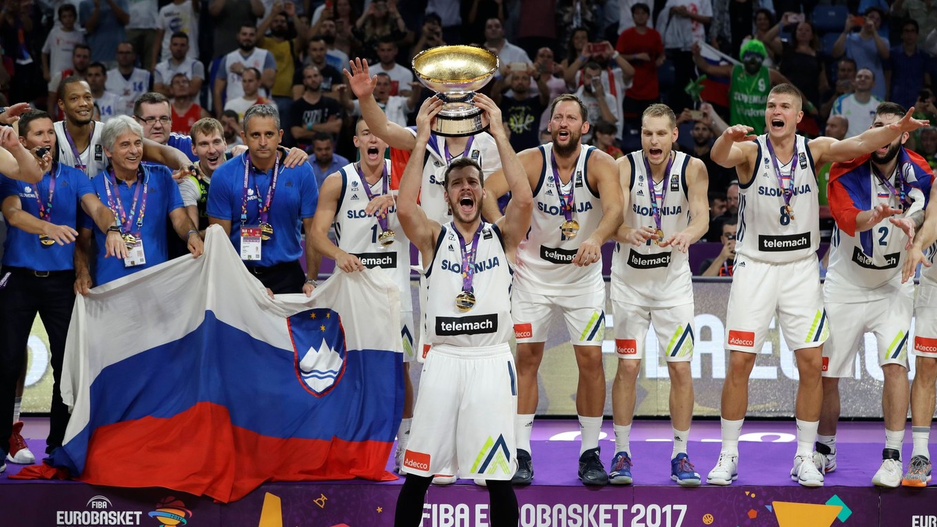 Goran Dragič v slovinskom drese s trofejou pre víťaza ME v basketbale 2017.