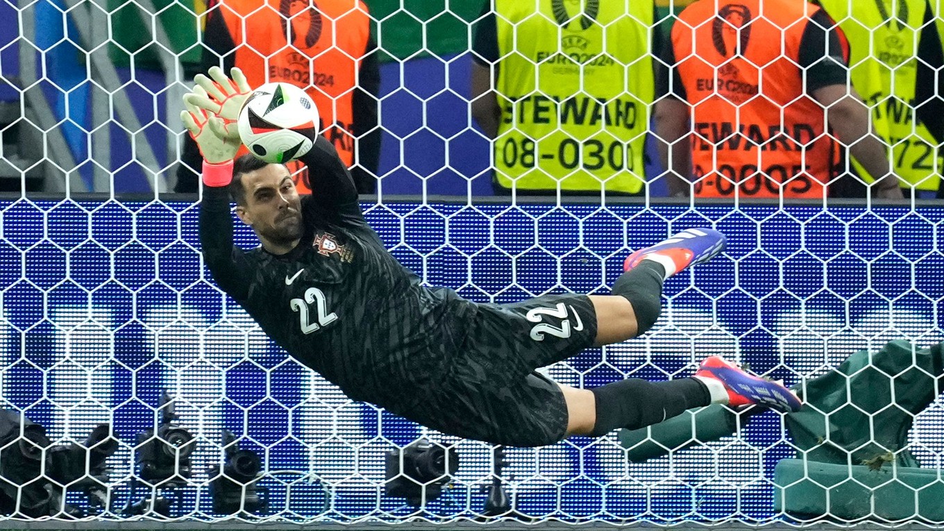 Diogo Costa v zápase Portugalsko - Slovinsko v osemfinále EURO 2024.
