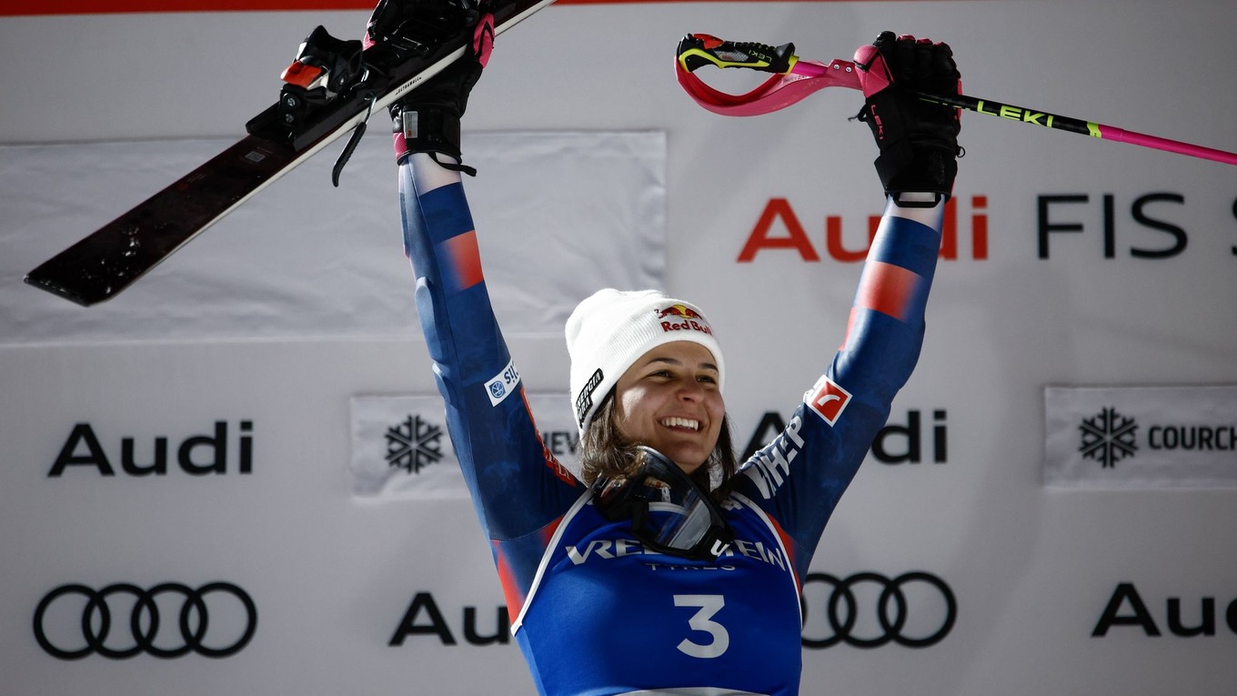 Zrinka Ljutičová po víťazstve v slalome v stredisku Courchevel 2025.