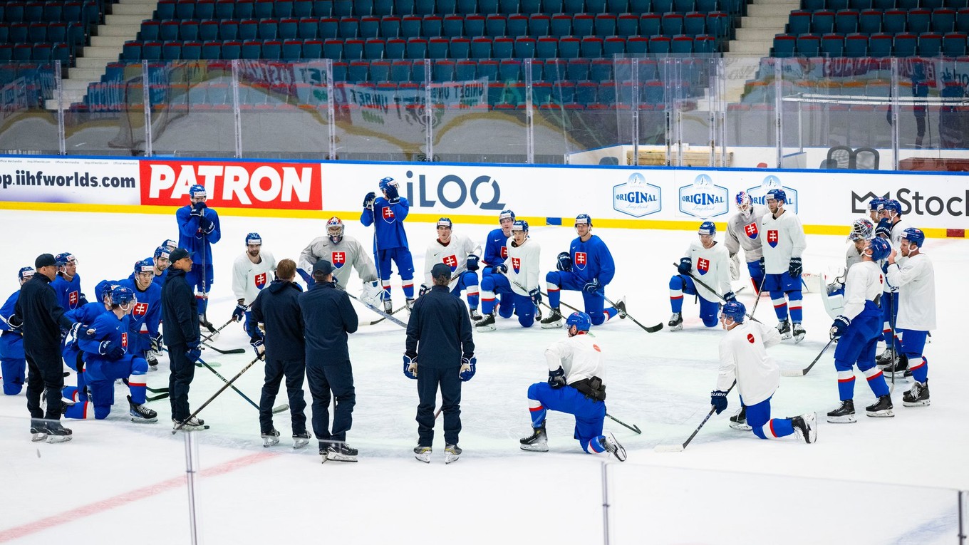 Slovenskí hokejisti počas tréningu na MS v hokeji 2025.