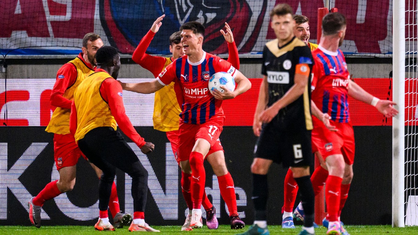 Mathias Honsak sa teší po strelenom góle v zápase FC Heidenheim - SV Elversberg v baráži o Bundesligu.