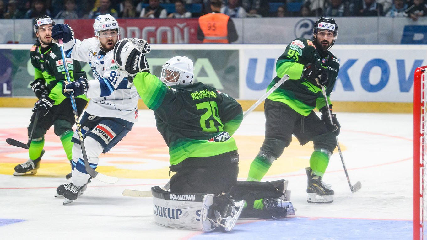 Robert Jackson (druhý zľava) a brankár Andrej Košarišťan v zápase HK Nitra - Vlci Žilina.